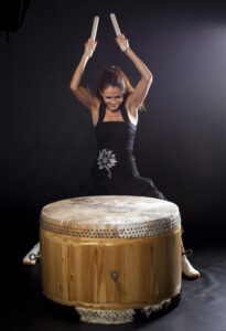 Muteki TAIKO trummikool. Trummishow. Hele-Riin Uib-Pachel. Taikotrummide koolitused.